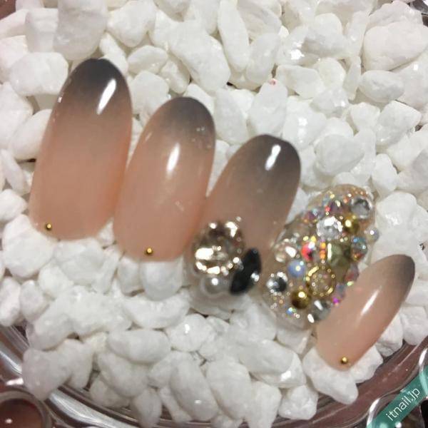 大人セクシー♡ヌーディーカラー×〇〇色のグラデーションネイル