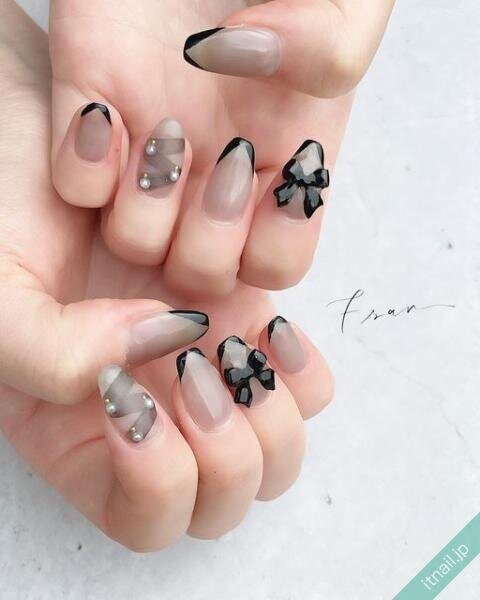 甘さ控えめで魅力的♡黒のリボンが主役のガーリーネイルデザイン
