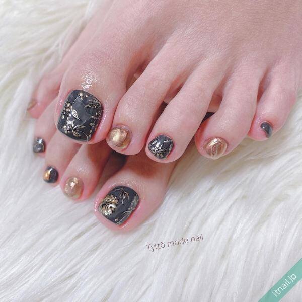 足元にスパイスを ダークカラーのフットネイル 大人デザイン8選 記事詳細 Infoseekニュース