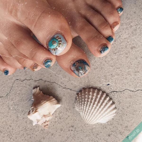 夏のフットネイルは《ターコイズ》をテーマに♡人気デザインを