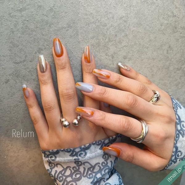 夏の《オレンジ×グレー》ネイルがおしゃれ！差のつくこなれた指先へ  