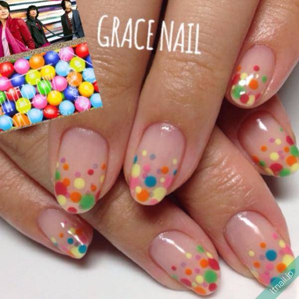 マルチカラーのドットネイルで、カラフル＆ポップにアートを楽しむ