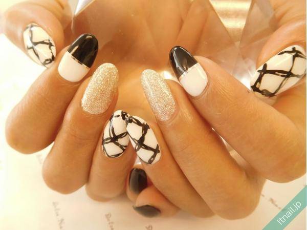 大人女子におすすめ！「ダイアゴナル・チェックネイル」に注目