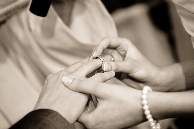 手もネイルも綺麗に見せたい♡手のパターン別で選ぶ一生ものの結婚指輪をレクチャー♪