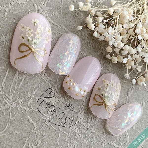 色々なテイストを楽しんで♡押し花を重ねた花束ネイルデザイン