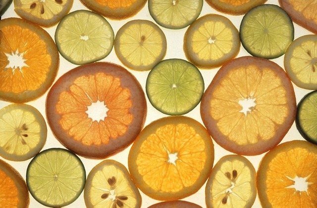 柑橘系果物がジェルネイルを変色させる？黒ずみやベタつきの原因に