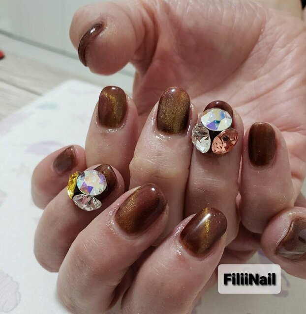 ネイルチップ ワンホン vカットストーン シンプル ベージュVカットストーンシンプルネイルチップの通販 by HerN