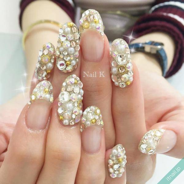 ゴージャスを極めろ！ビジュー埋め尽くしネイルのバリエーション