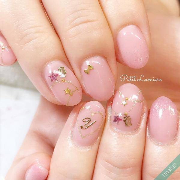 愛する人の名前を♡ハートモチーフの中にイニシャルを描いたネイル