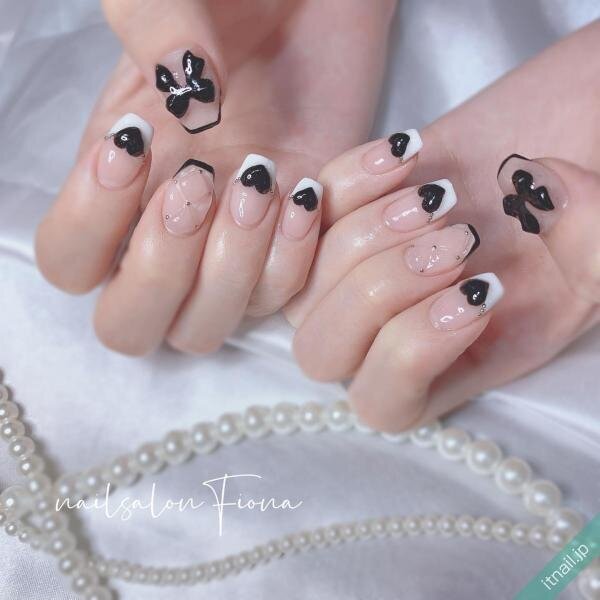 ハートやリボンで可愛さを追求！モノトーンの甘めネイル7選｜Infoseek