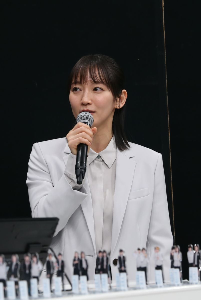 吉岡里帆が赤面、スマホを7年使い続けていると“暴露”される　最新機種購入するも機種変は拒否！？　日曜劇場「御上先生」イベント