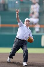 元祖怪物・江川卓さんの始球式に甲子園どよめき　高校野球ファン「胸アツ」「投げ方変わってない」と興奮