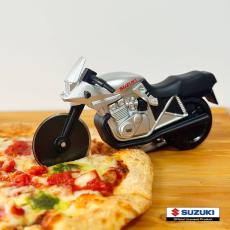 スズキの大型二輪車「KATANA」がピザ用カッターに！　「ホンダのファイヤーブレードもお願い」SNS大盛り上がり