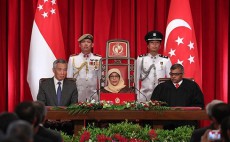 シンガポール初女性大統領　予想外の反発