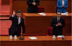中国李首相、ゼロコロナ政策と対立