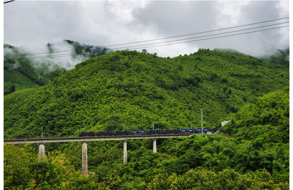 ラオス・中国高速鉄道　問題山積