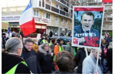 仏、年金改革施行へ　デモ過激化