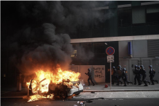 フランス暴動の背景に「郊外」問題