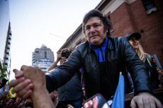 アルゼンチン、ミレイ次期大統領の過激な主張は実行されるのか