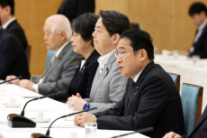 国会延長論浮上　解散のチャンス伺う岸田首相