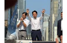 小泉進次郎氏初の街頭演説に数千人集まる