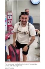 【海外発！Breaking News】空港でスーツケースのサイズを超過した男性、追加料金を払いたくないため仰天行動に（スペイン）＜動画あり＞