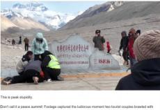 【海外発！Breaking News】エベレストで観光客、写真撮影の立ち位置めぐり喧嘩勃発「酸素の無駄遣い」と呆れる声（中国）＜動画あり＞
