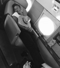 【イタすぎるセレブ達】デヴィッド・ベッカム、機内での美しすぎる寝顔写真を公開。「素敵」と大反響。
