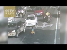 【海外発！Breaking News】ラッシュアワーの主要道路　おもちゃの車で幼児が逆走（中国）＜動画あり＞