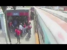 【海外発！Breaking News】命がけの無賃乗車　線路に置き去りにされた娘の上に電車が…（アルゼンチン）＜動画あり＞