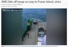 【海外発！Breaking News】パーキングブレーキは？　島に向かう“はしけ”から車が海に転落（豪）＜動画あり＞