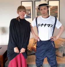 【エンタがビタミン♪】中村倫也、物販Tシャツ姿で蜷川実花と並び“バナナマン愛”見せつける