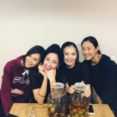 【エンタがビタミン♪】黒木メイサ＆西内まりや、女子会ショットに驚きの声「知り合いだったの？」