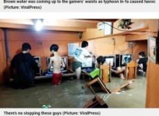 【海外発！Breaking News】「命よりゲーム？」台風で洪水発生もネットカフェでゲームする少年たち（フィリピン）＜動画あり＞