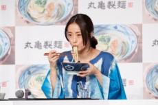 【エンタがビタミン♪】上戸彩、うどんの見事な食べっぷり披露　CM撮影後「食べ足りなくて…」とある行動に