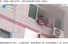 【海外発！Breaking News】煙に包まれる4階から投げ落とされた赤ちゃん、人々が団結し見事キャッチ（中国）＜動画あり＞
