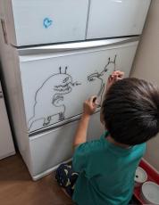 「想像力豊かな子に育ちそう」7歳息子の「冷蔵庫アート」に反響　その後、絵はどうなったか聞いた