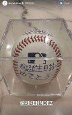 ボールに日本語で...大谷翔平、チームメイトからの誕生日プレゼントもらう　「愛情たっぷり！」「頑張って書いたのが凄くよくわかる」