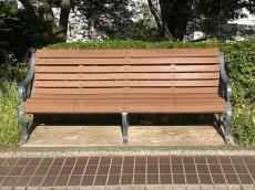 座りにくい広場の「意地悪ベンチ」が大波紋　背景に騒音問題？新宿区「やむを得ず暫定的に」