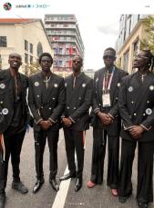 「超絶かっこいい...」南スーダン選手団、漆黒のダブルスーツが大反響　五輪開会式の衣装「すごく似合ってる」