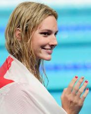 日本でも注目の「美人」カナダ競泳選手、17歳で金獲得　「夢」めばえた幼少期...姉との2ショ披露【パリ五輪】