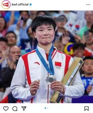 女子バドミントン中国選手、表彰式にスペイン「国旗」持参　その理由に世界が称賛「真のオリンピック選手」