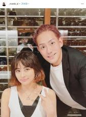 中村勘九郎の妻前田愛が裏ピースサインで「なかなか撮らない」夫婦写真投稿