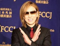 YOSHIKI「もうドラムを演奏することができないのかもしれない？」　首にコルセット＆車椅子で不安吐露