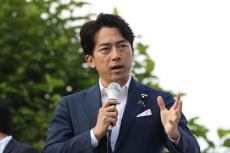 小泉進次郎氏、4歳長男＆環境副大臣と「ドングリ探し」　視察ついでの親子時間に「ほっこり」の声