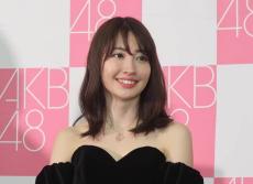 小嶋陽菜の年賀状コスプレ　リアルな蛇姿に「こんなにかわいいヘビ初めて」「幸せになれそうw」