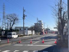 サガミ八潮店、道路陥没事故で休業　周辺は警戒区域、本社は店舗状況「把握できていない」