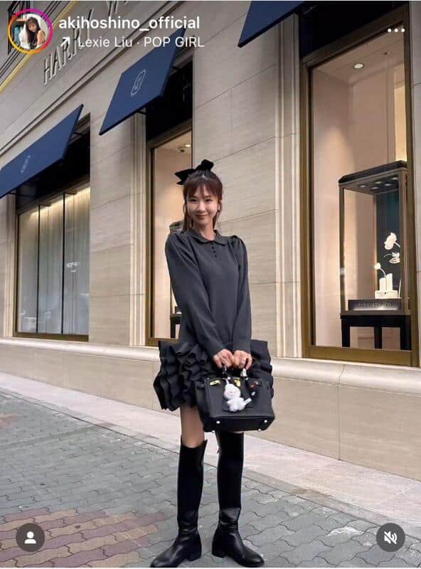 ほしのあき48歳、膝上ミニ黒ワンピで「激カワ」大反響「スタイル良