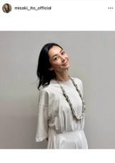 伊東美咲48歳、真っ赤なネイルの両手を顔に添え国宝級の美貌に激震