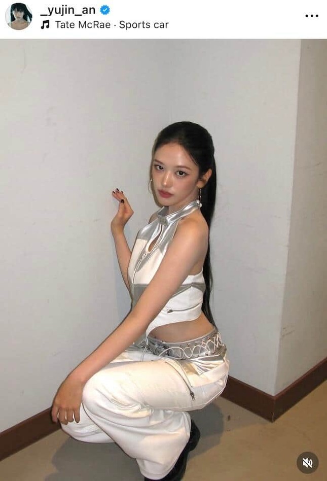 IVE ユジン IVE・ユジン、ミニ丈ワンピ×透け感タイツのコーデで「激カワ」 唇に手